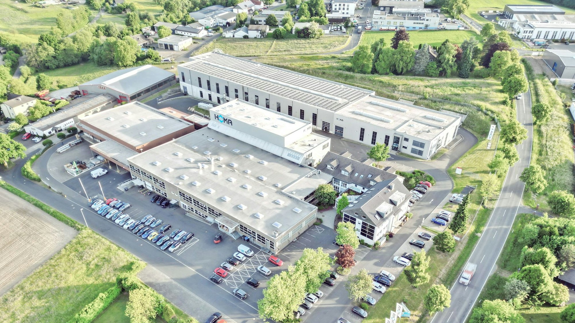 Homa will nach eigenen Angaben mit Investitionen und Fortbildung verstärkt auf Made in Germany setzen. Hier ein Luftbild der Produktion bei Seelscheid-Oberheister.