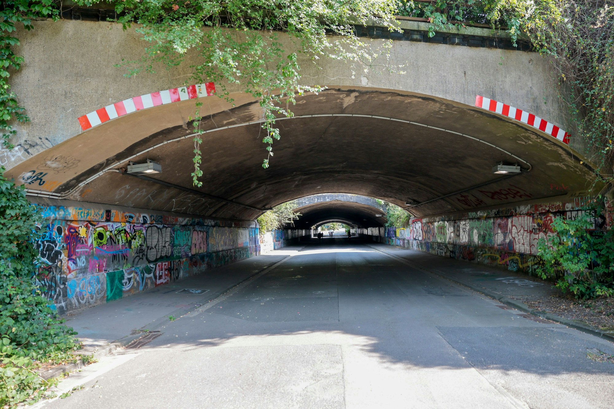 Der langgezogene Tunnel unter den Bahngleisen am Komarweg in Klettenberg ist nur sehr schwach beleuchtet. Ohne Tageslicht wird er zum Angstraum.