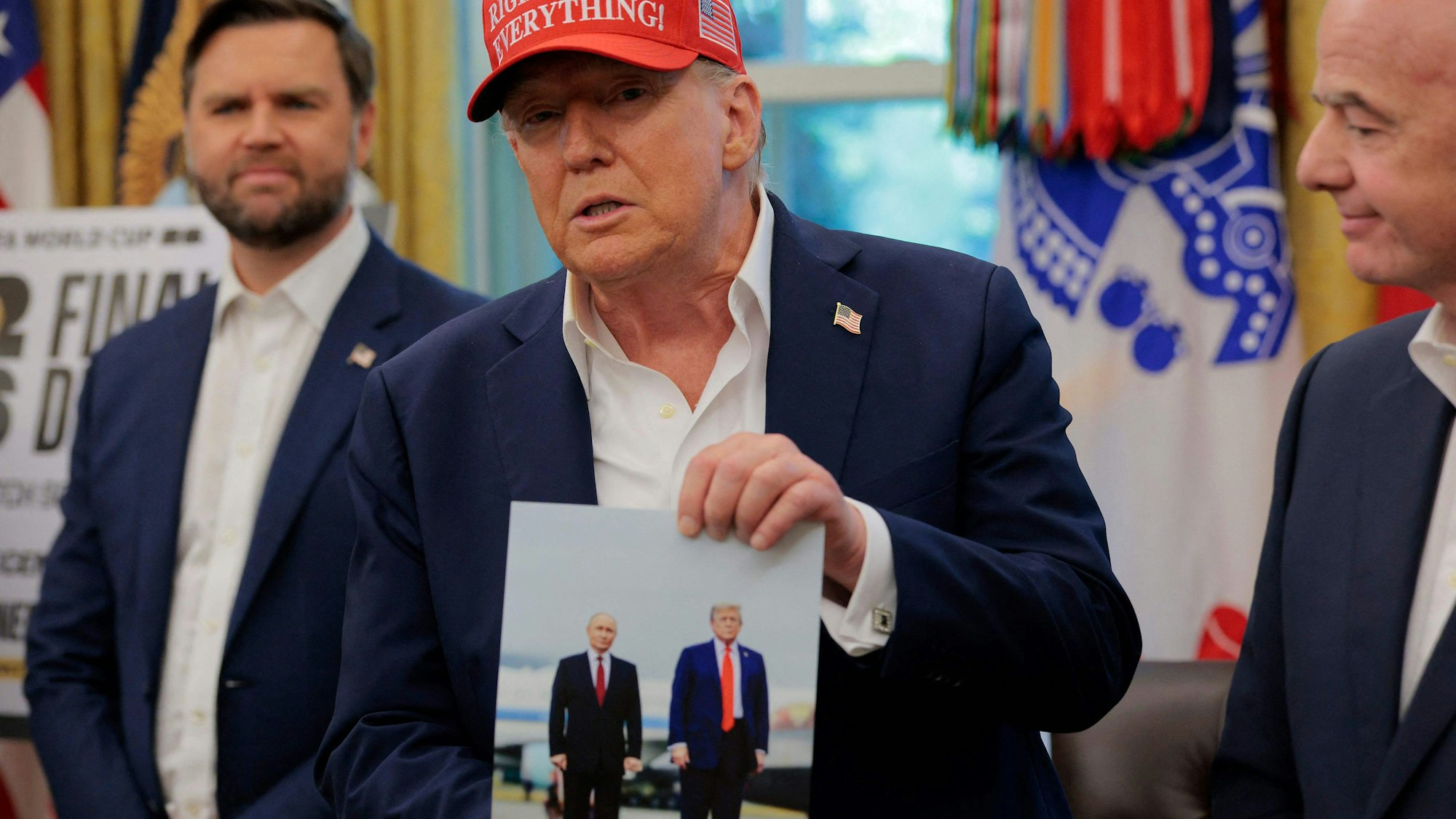 Donald Trump präsentiert im Weißen Haus ein „schönes“ Foto von Wladimir Putin mit ihm.