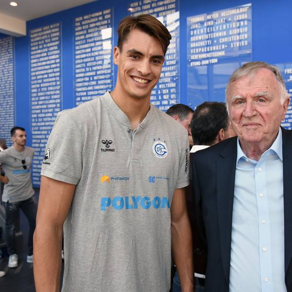 Klaus Brand, der Kapitän der ersten Meistermannschaft 1966, mit Julian Köster, dem Kapitän des aktuellen Bundesligateams.