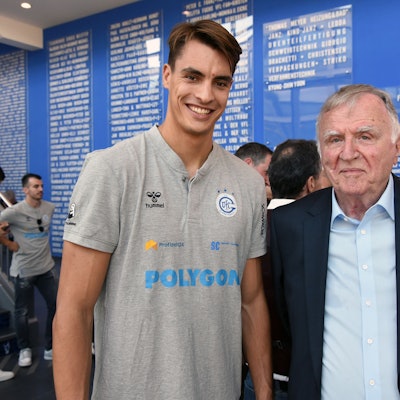 Klaus Brand, der Kapitän der ersten Meistermannschaft 1966, mit Julian Köster, dem Kapitän des aktuellen Bundesligateams.