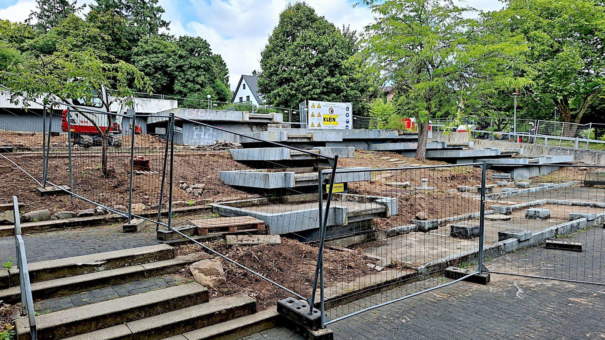 Die Baustelle der Wasserterrassen ist mit einem Zaun abgesperrt.