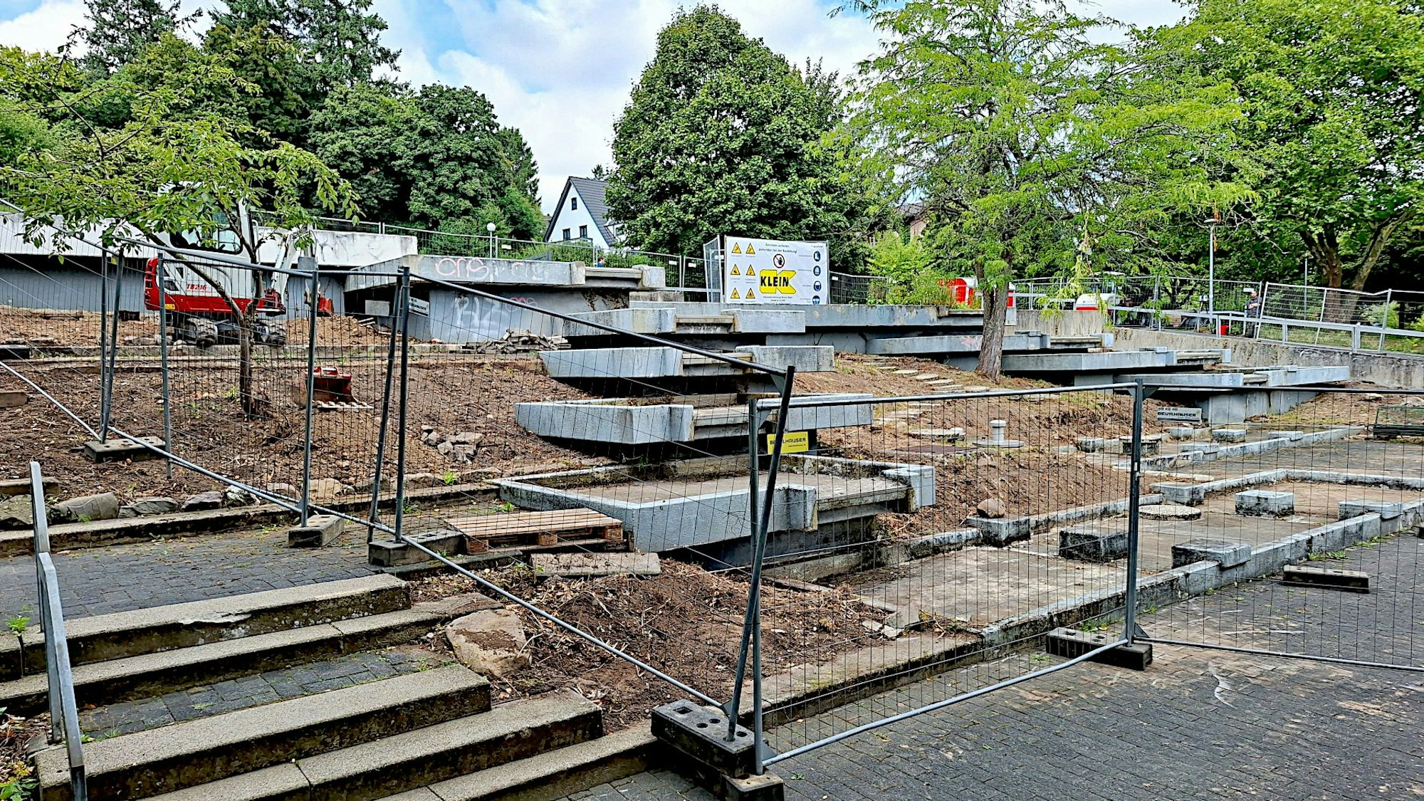 Die Baustelle der Wasserterrassen ist mit einem Zaun abgesperrt.