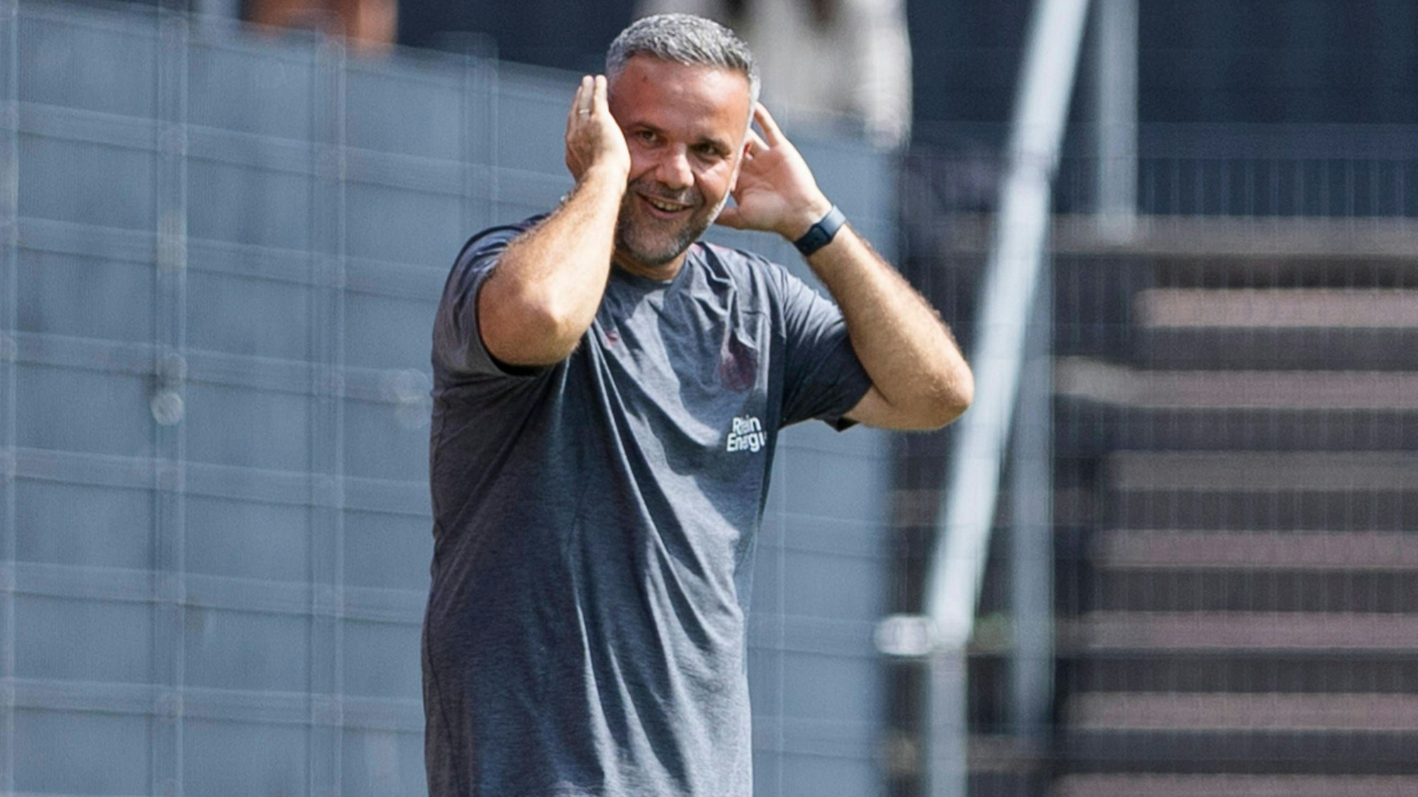 Regionalliga West: 1. FC Köln U21, U 21 - Sportfreunde Siegen, 17.08.2025 Evangelos Sbonias 1. FC Köln U21, Cheftrainer. Regionalliga West, 1. FC Köln U21 - Sportfreunde Siegen, 4. Spieltag, am 17.08.2025, Franz-Kremer-Stadion, Köln *** Regionalliga West 1 FC Köln U21 Sportfreunde Siegen, 17 08 2025 Evangelos Sbonias 1 FC Köln U21, Head Coach Regionalliga West, 1 FC Köln U21 Sportfreunde Siegen, Matchday 4, on 17 08 2025, Franz Kremer Stadium, Cologne Copyright: xBEAUTIFULxSPORTS/Meuselx