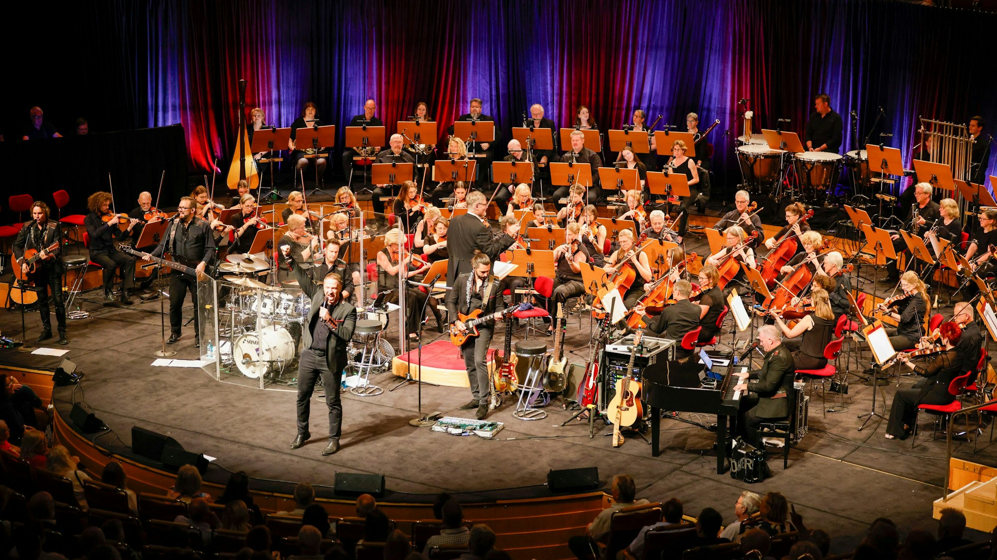 Die Höhner auf der Bühne der Philharmonie.