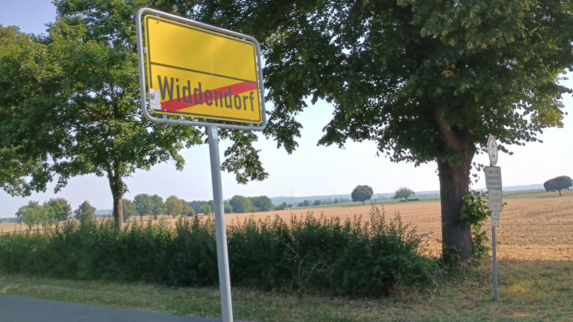 Das Bild zeigt das gelbe Schild am Ortsausgang, das Wort Widdendorf ist mit einer roten Linie durchgestrichen.