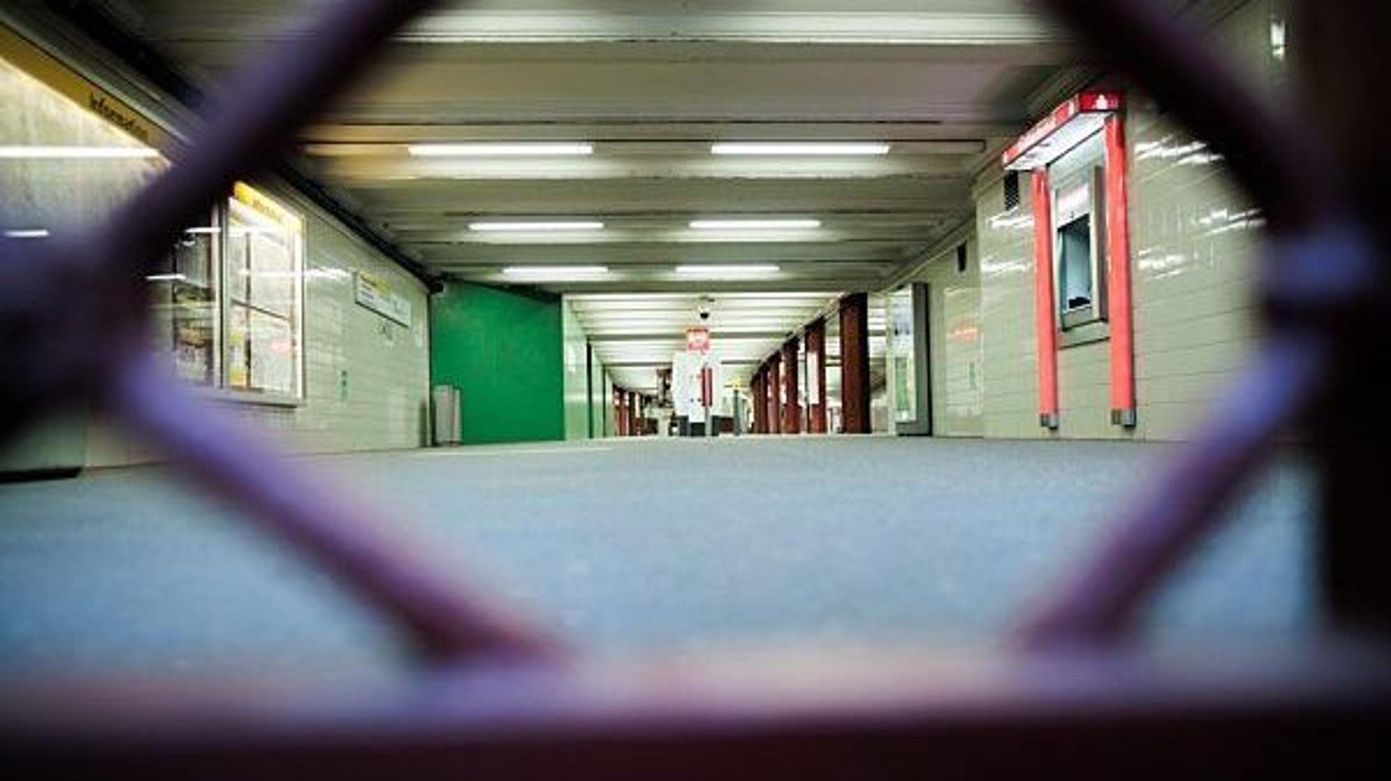 Nicht mehr als eine Vision? U-Bahnhöfe wie dieser in Berlin, die nachts in den Betriebsruhezeiten geschlossen sind. Gezeigt wird eine leer Passage, vor der ein lilafarbenes Gitter heruntergelassen ist.