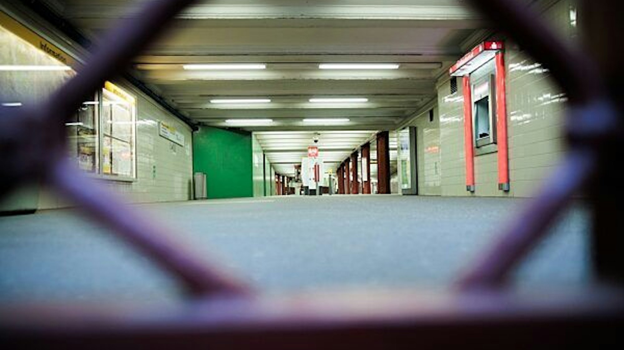 Nicht mehr als eine Vision? U-Bahnhöfe wie dieser in Berlin, die nachts in den Betriebsruhezeiten geschlossen sind. Gezeigt wird eine leer Passage, vor der ein lilafarbenes Gitter heruntergelassen ist.