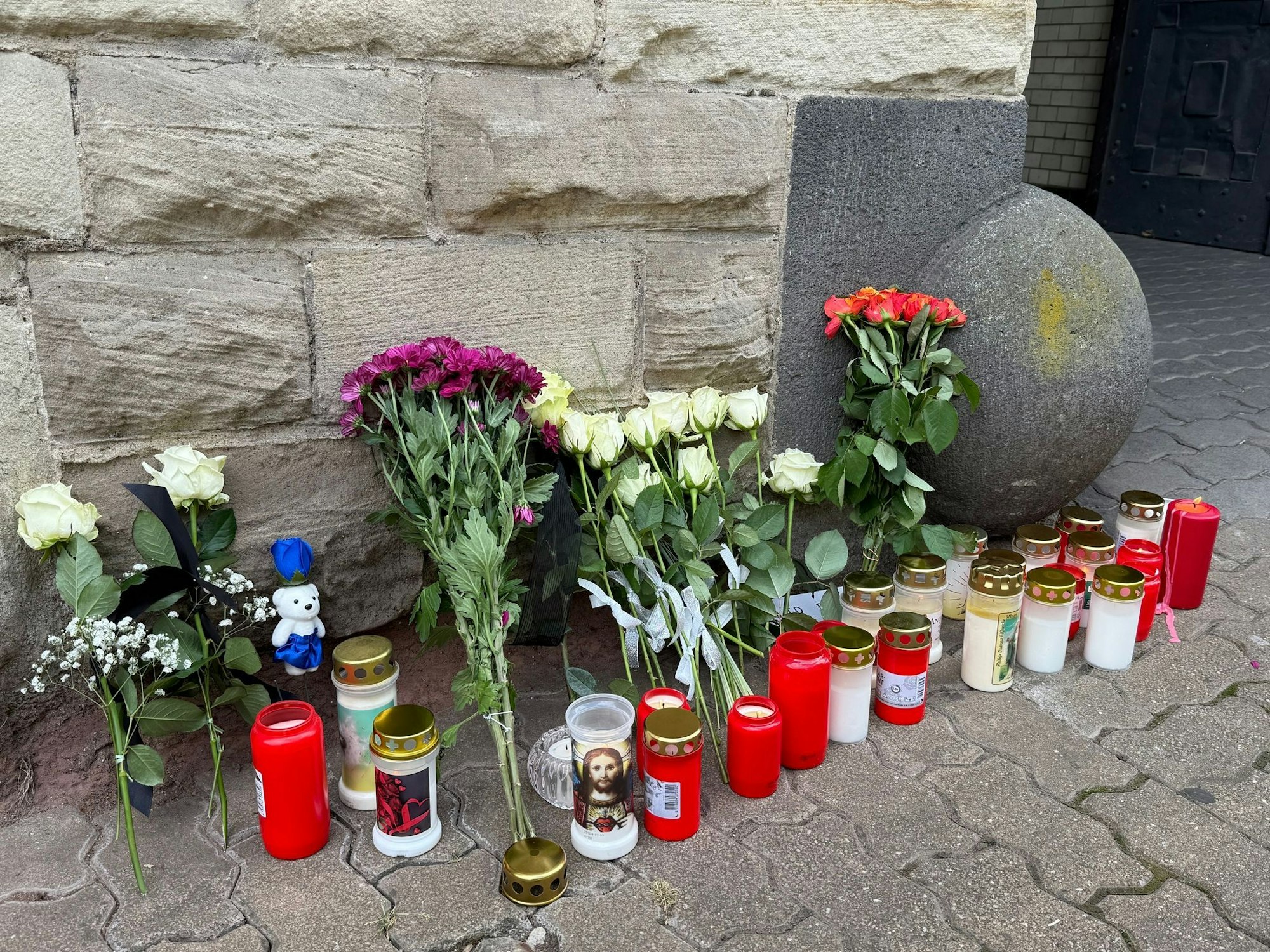 Die Menschen in Völklingen legten Blumen und Kerzen bei der Polizei ab.