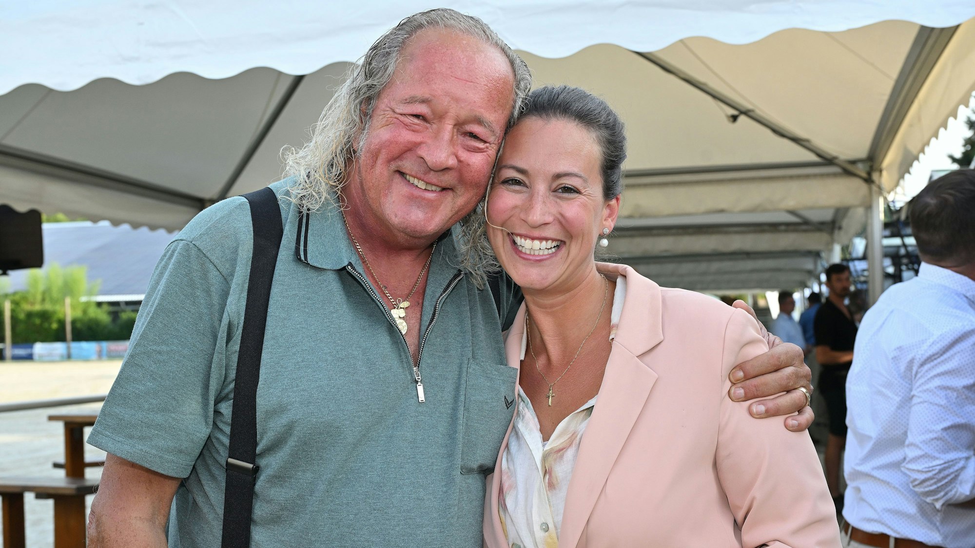 Bergisch Gladbachs Kimresmacher Burkhardt Unrau mit Caroline Bosbach MdB beim Sommerfest der CDU auf dem Hebborner Hof in Bergisch Gladbach.