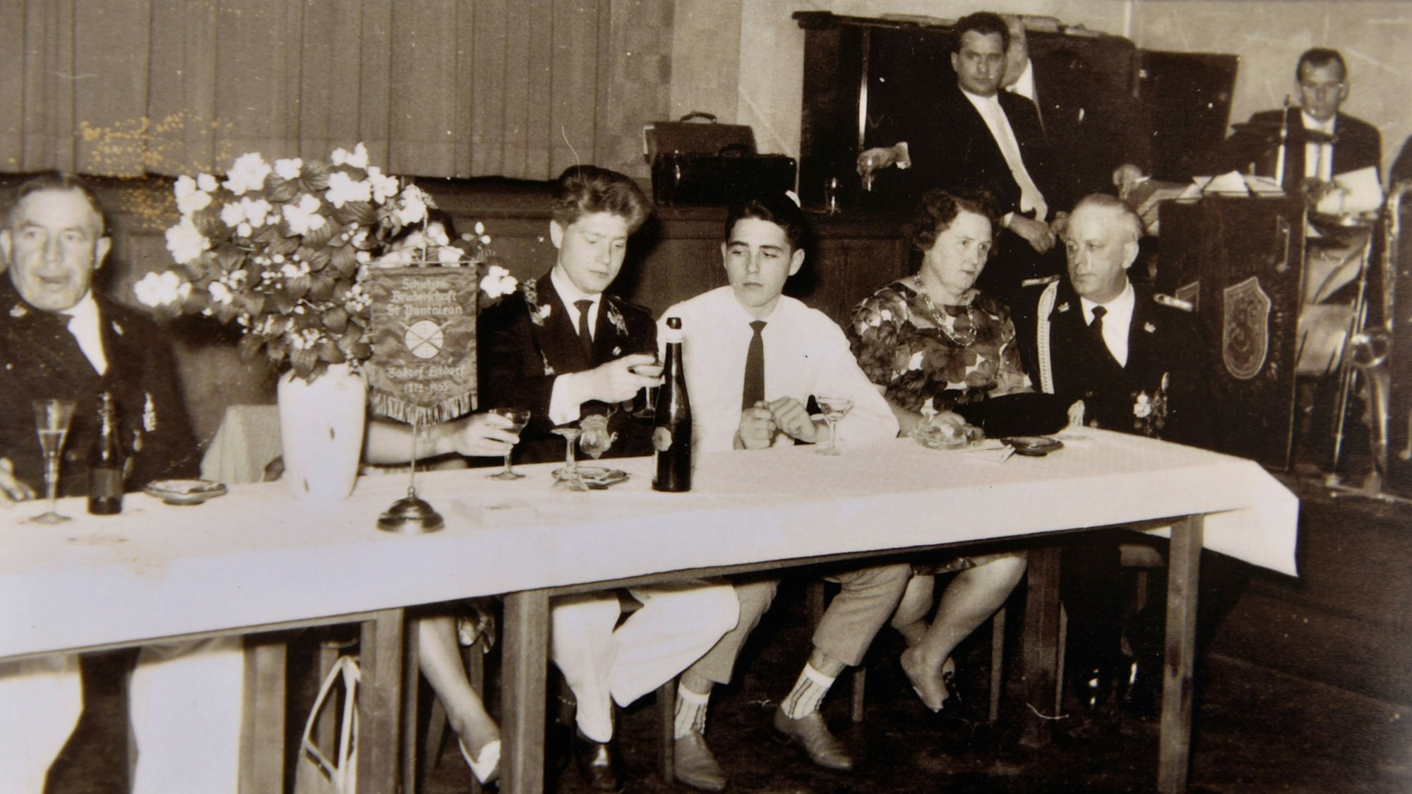 Das Bild zeigt die Gaststätte Kuhl vor Jahrzehnten.