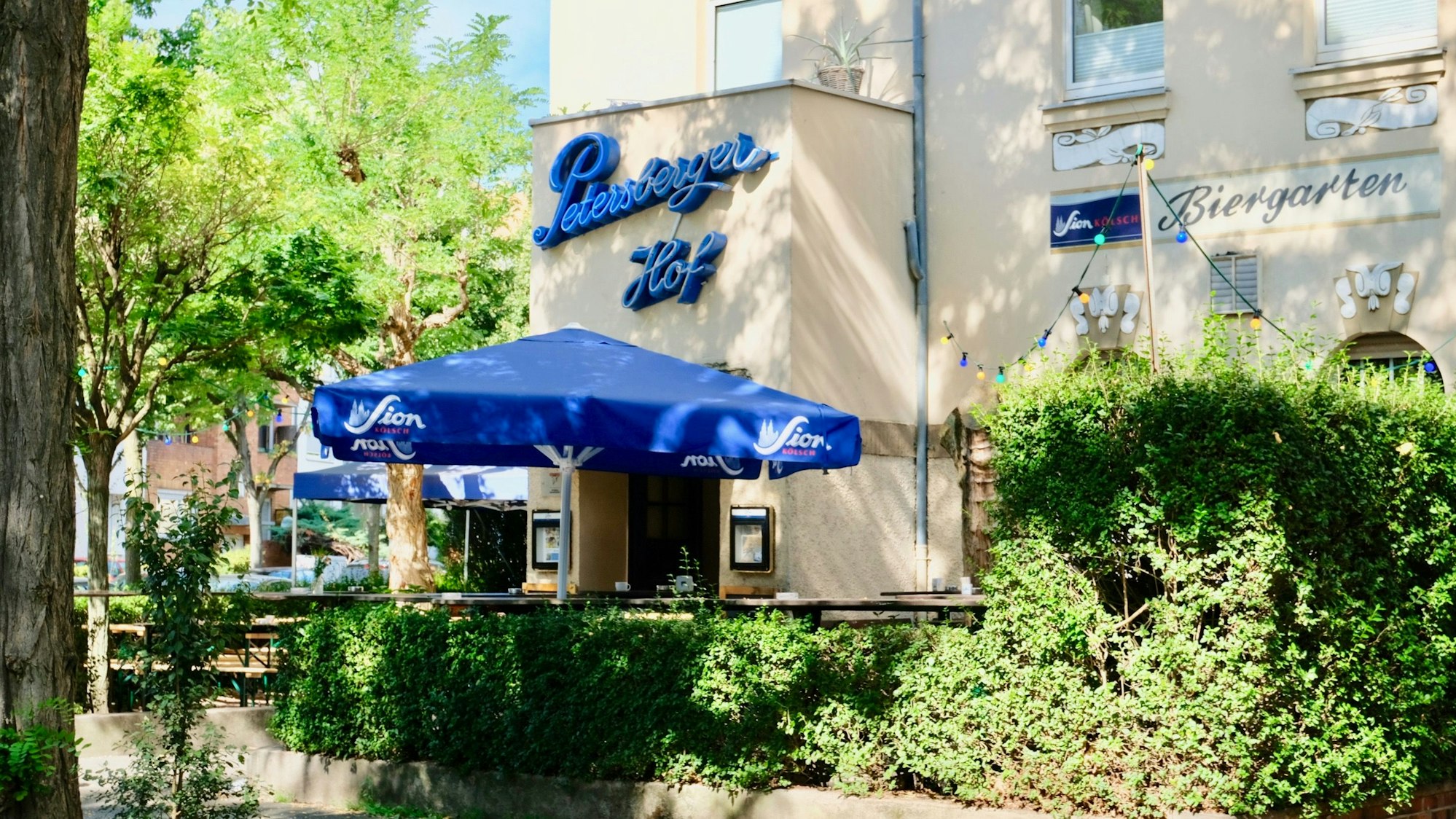 Der Petersberger Hof hat eine lauschige Terrasse im grünen Klettenberg.