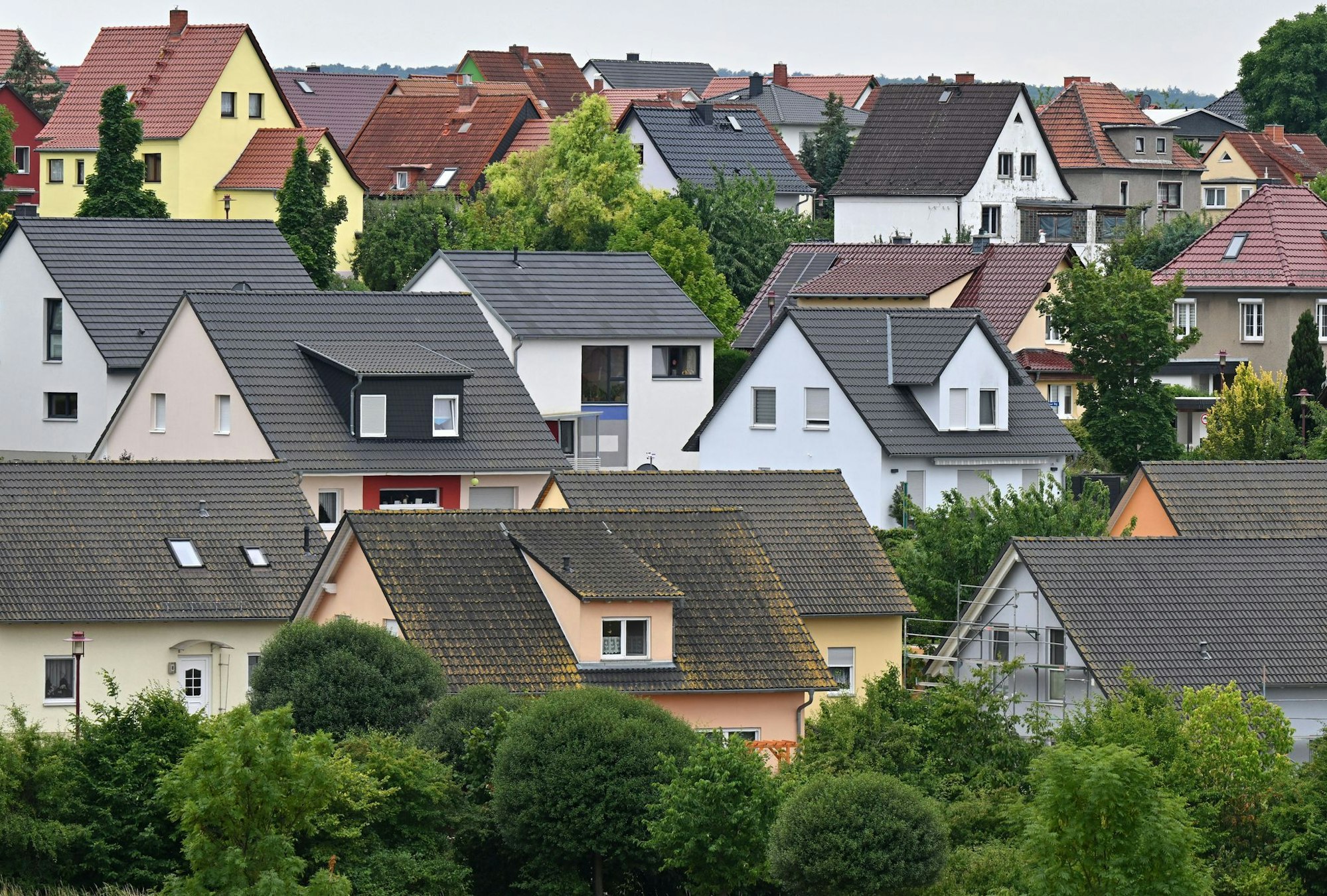 Werden nicht vollständig abbezahlte Immobilien innerhalb der Spekulationsfrist übertragen, oder müssen etwa Geschwister ausgezahlt werden, kann es sich lohnen, einen Steuerexperten zurate zu ziehen.