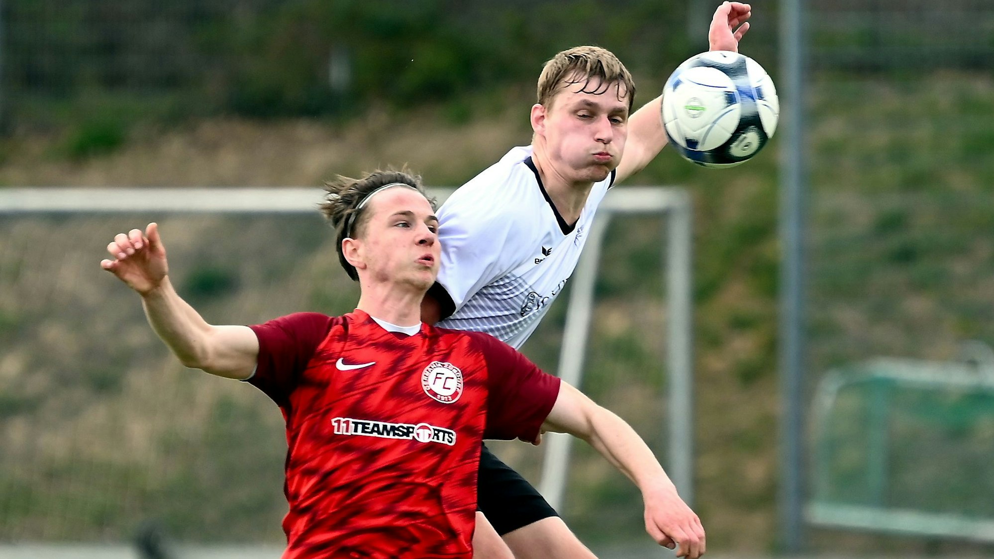 30.03.2025,Fussball-Bergfried Leverkusen-FC Zündorf
vorne: Nick Peters (Zündorf)
hinten: Tobias Zahn (Leverkusen)
Foto: Uli Herhaus