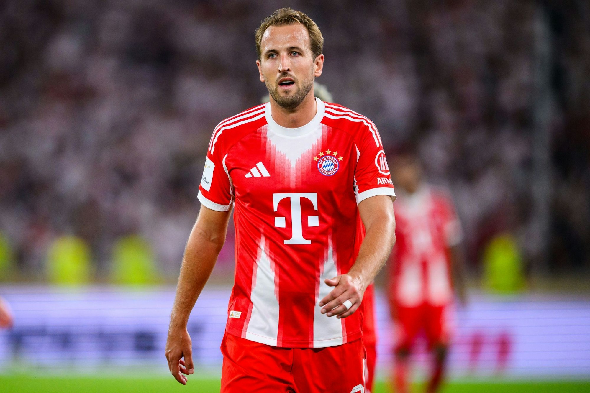 Das große «T» auf den Bayern-Trikots - hier bei Harry Kane - symbolisiert die Partnerschaft des Rekordmeisters mit der Telekom.