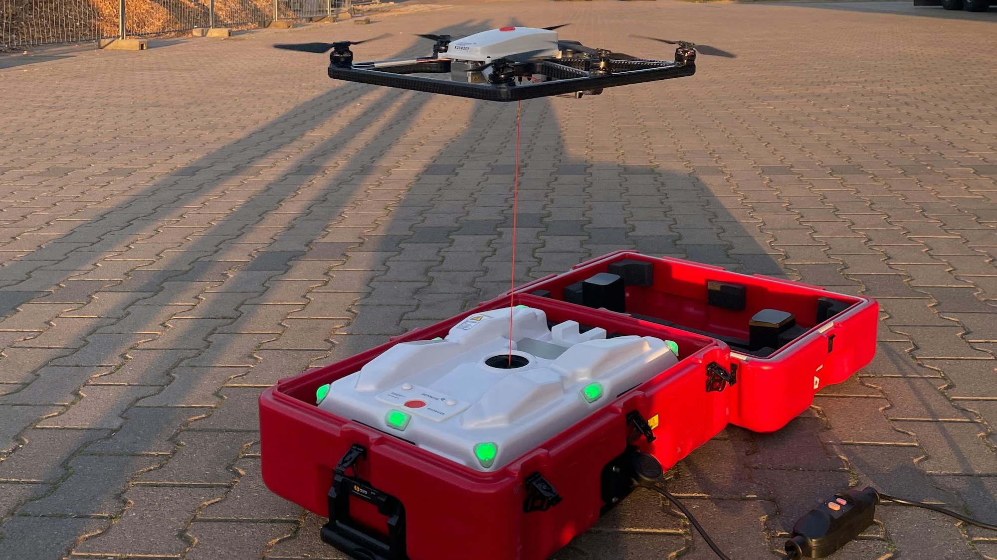Das Kabel zur Drohne dient der Stromversorgung.