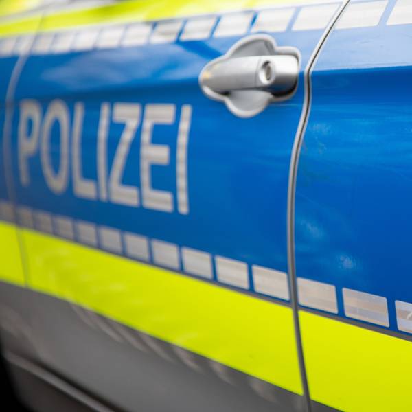 Der im Kreis Altenkirchen zugelassene Lkw transportierte eine Arbeitsmaschine.