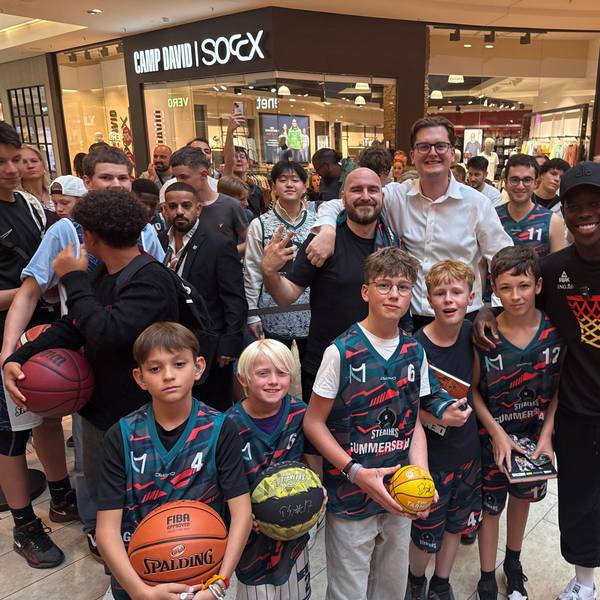 Das Foto zeigt den Basketball-Nationalspieler Dennis Schröder mit Fans.