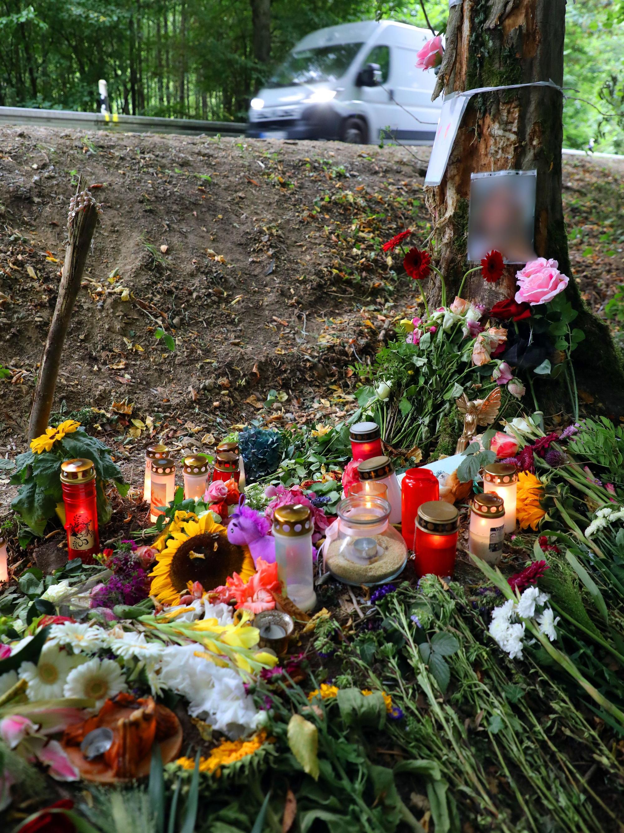 Blumen, Kerzen und andere Zeichen der Trauer in der Unfallkurve der Dürschtalstraße in der am Samstag, 16. August, vier Teenager bei einem Autounfall ums Leben kamen.