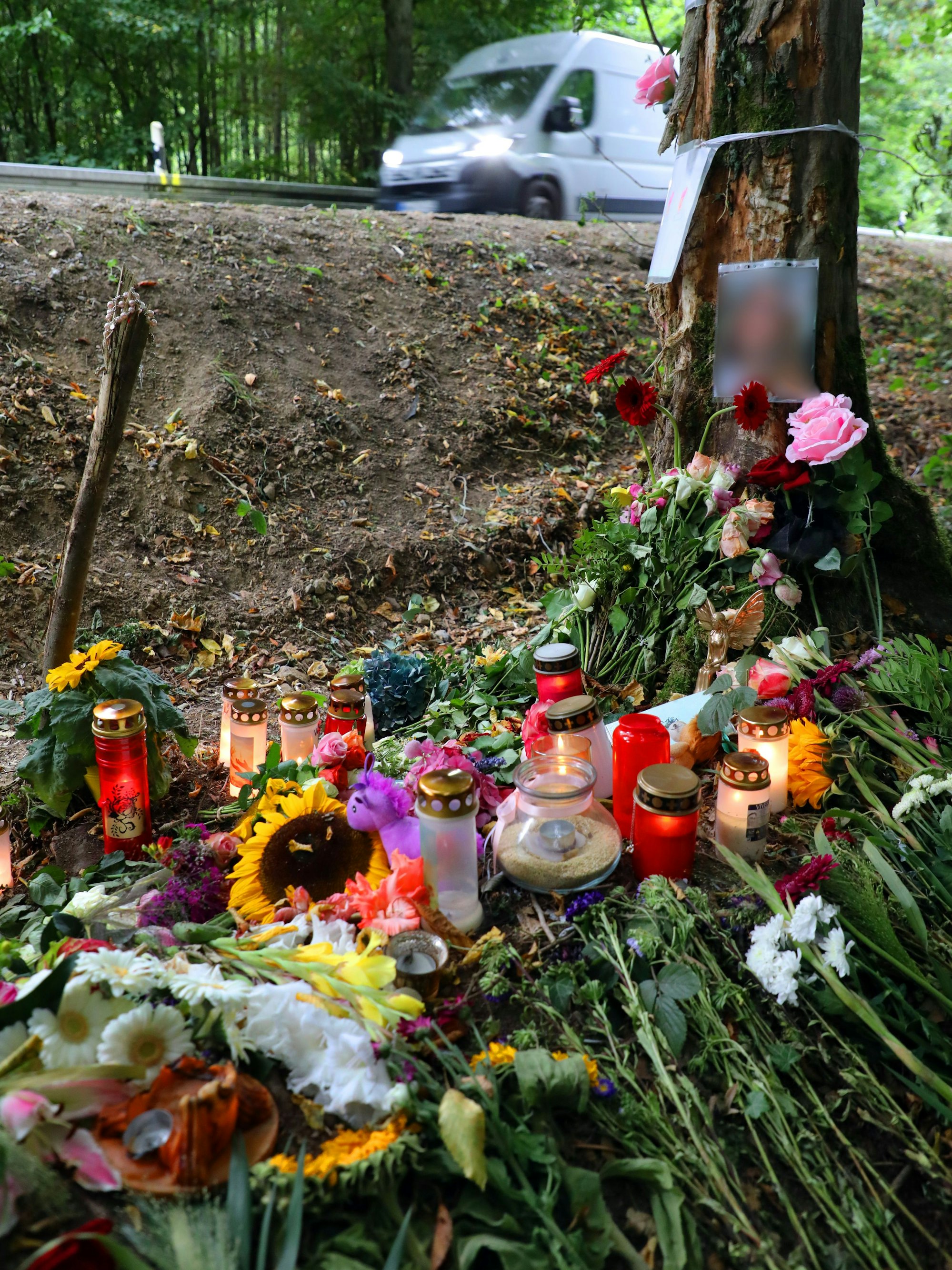 Blumen, Kerzen und andere Zeichen der Trauer in der Unfallkurve der Dürschtalstraße in der am Samstag, 16. August, vier Teenager bei einem Autounfall ums Leben kamen.