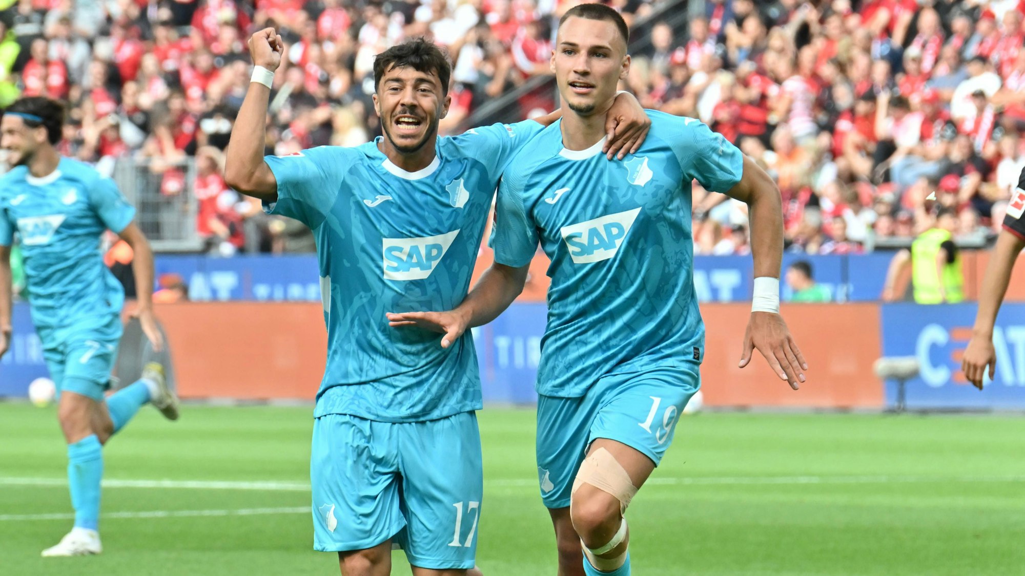 Ein Ex-Kölner jubelt in Leverkusen: Tim Lemperle (r.), nach seinem Treffer zum 2:1 für Hoffenheim.