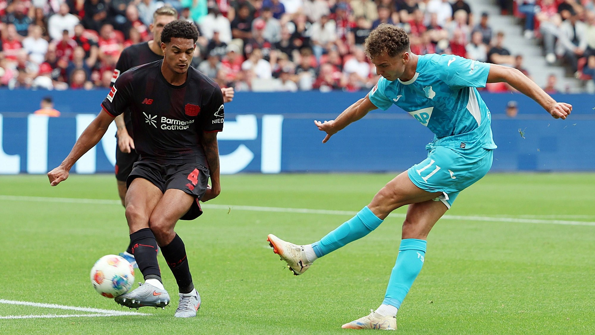 Unglücklich: Leverkusens Jarell Quansah (l.) fälscht Fisnik Asllanis Schus zum 1:1 ab.