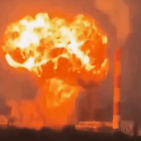Nach einem ukrainischen Drohnenangriff entsteht ein Feuerball an einer russischen Ölraffinerie in Samara. Die Benzinkrise in Russland verschärft sich weiter. (Archivbild)