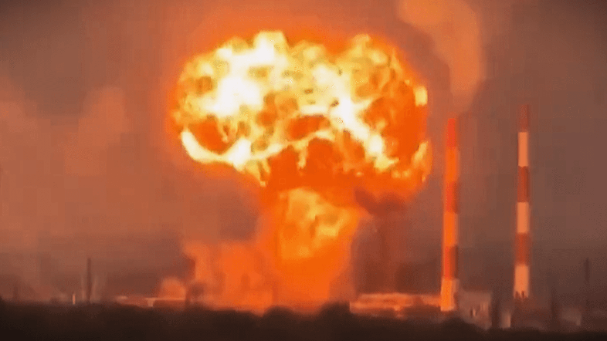 Nach einem ukrainischen Drohnenangriff entsteht ein Feuerball an einer russischen Ölraffinerie in Samara. Die Ukraine greift weiter Ziele in Russland an. (Symbolbild)