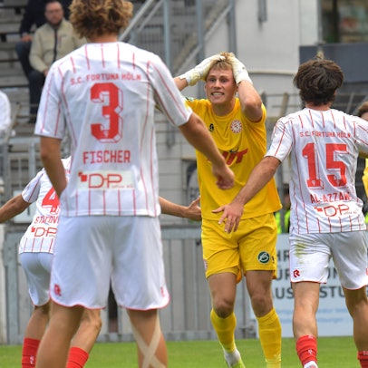 Fortuna-Keeper Lennart Winkler protestiert gegen die Elfmeter-Entscheidung.
