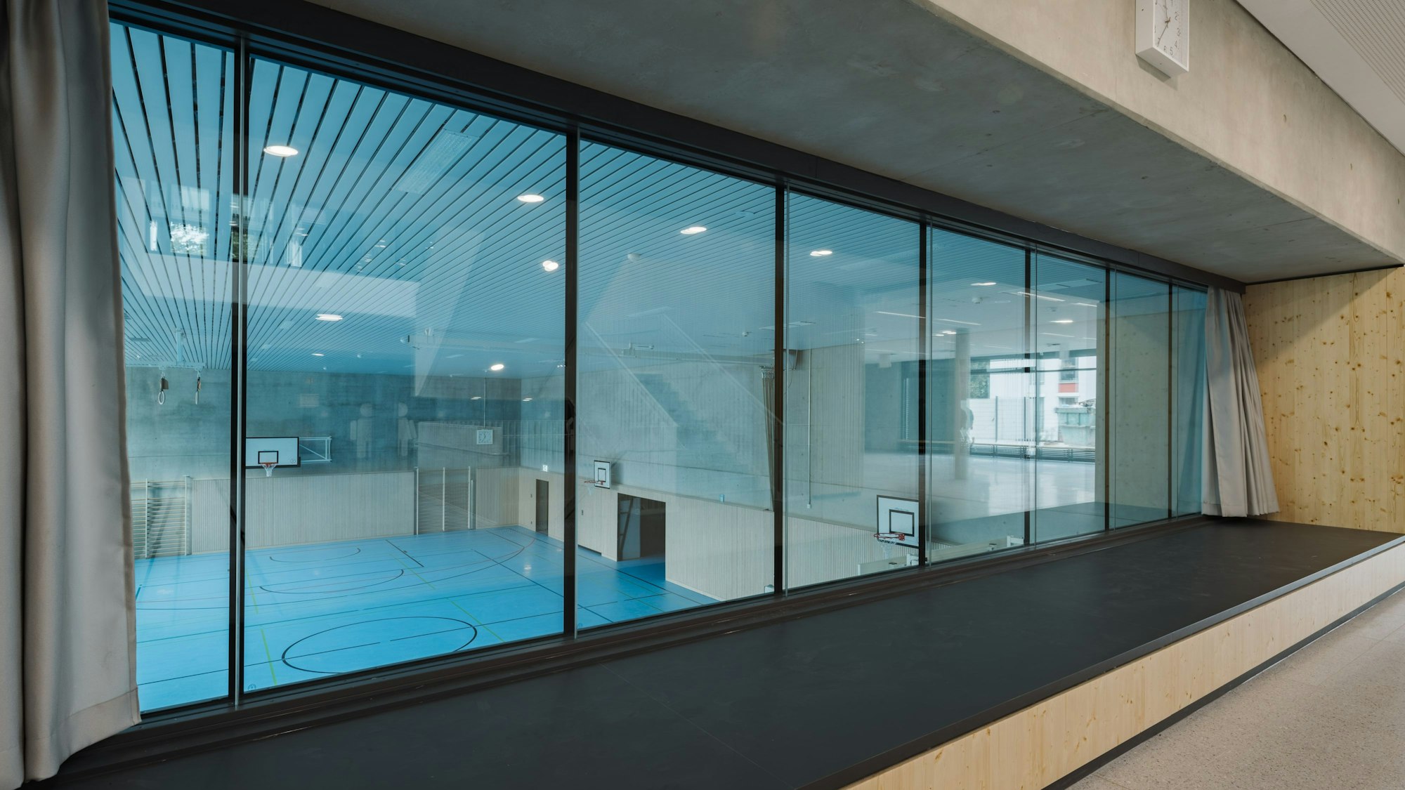 Blick auf die Sporthalle im Schulkeller.