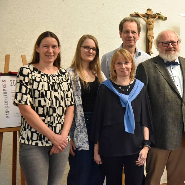 Das Gruppenbild zeigt fünf Frauen und zwei Männer.