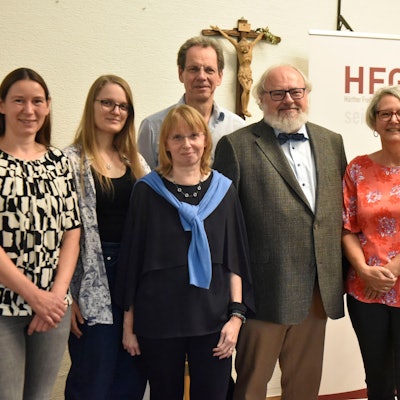 Das Gruppenbild zeigt fünf Frauen und zwei Männer.