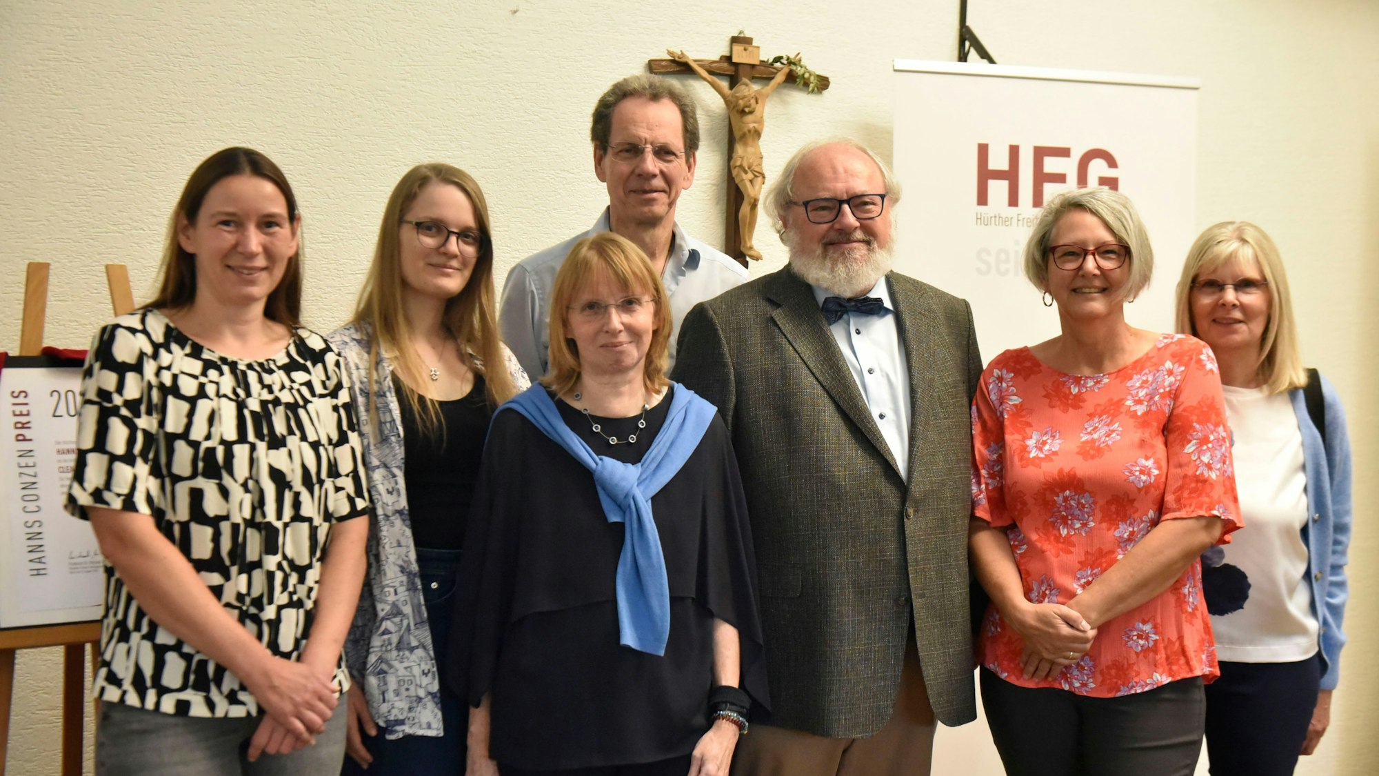 Das Gruppenbild zeigt fünf Frauen und zwei Männer.
