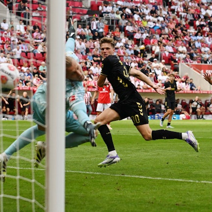 Der entscheidende Moment: Marius Bülter köpft die Flanke von Luca Waldschmidt zum 1:0-Siegtreffer am Mainzer Torwart Robin Zentner vorbei.
