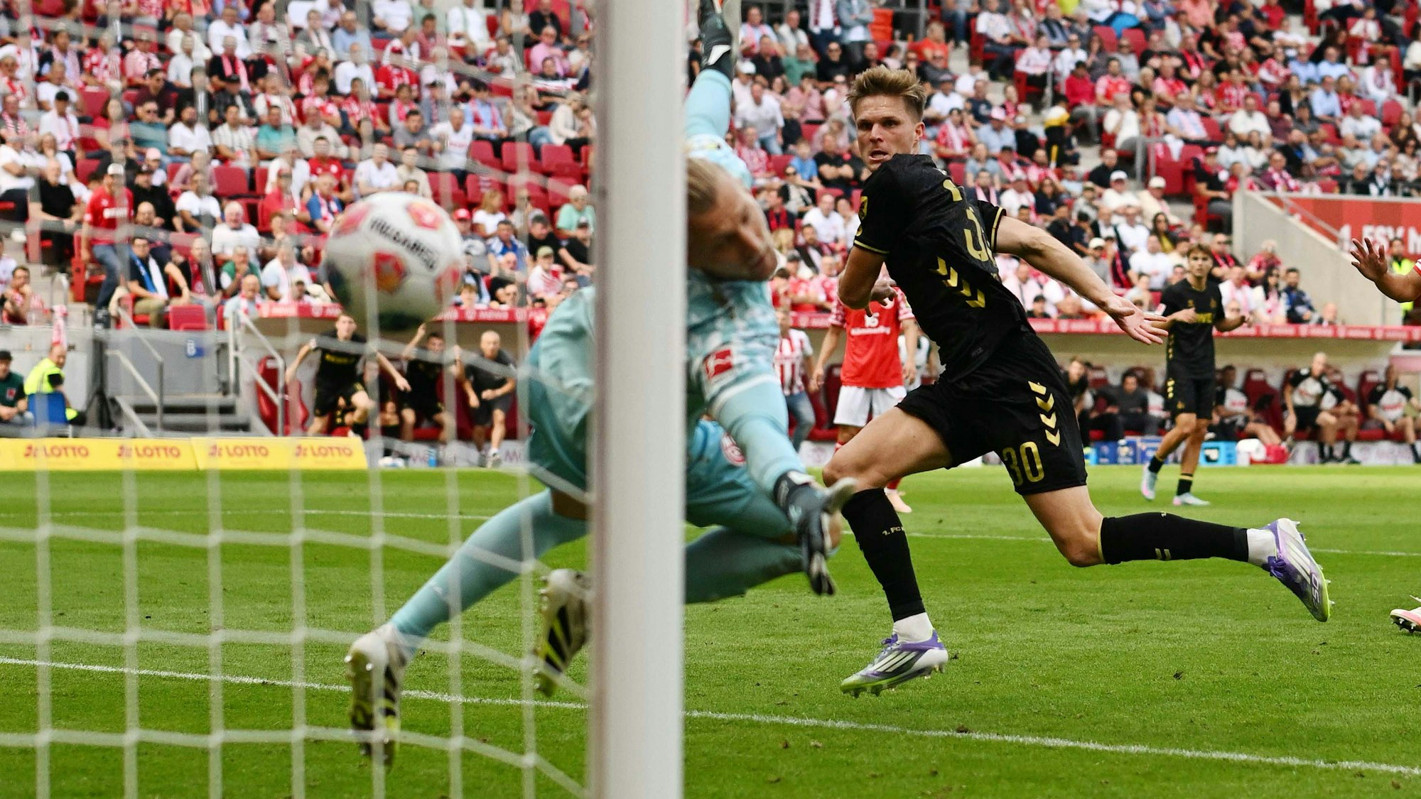 Der entscheidende Moment: Marius Bülter köpft die Flanke von Luca Waldschmidt zum 1:0-Siegtreffer am Mainzer Torwart Robin Zentner vorbei.