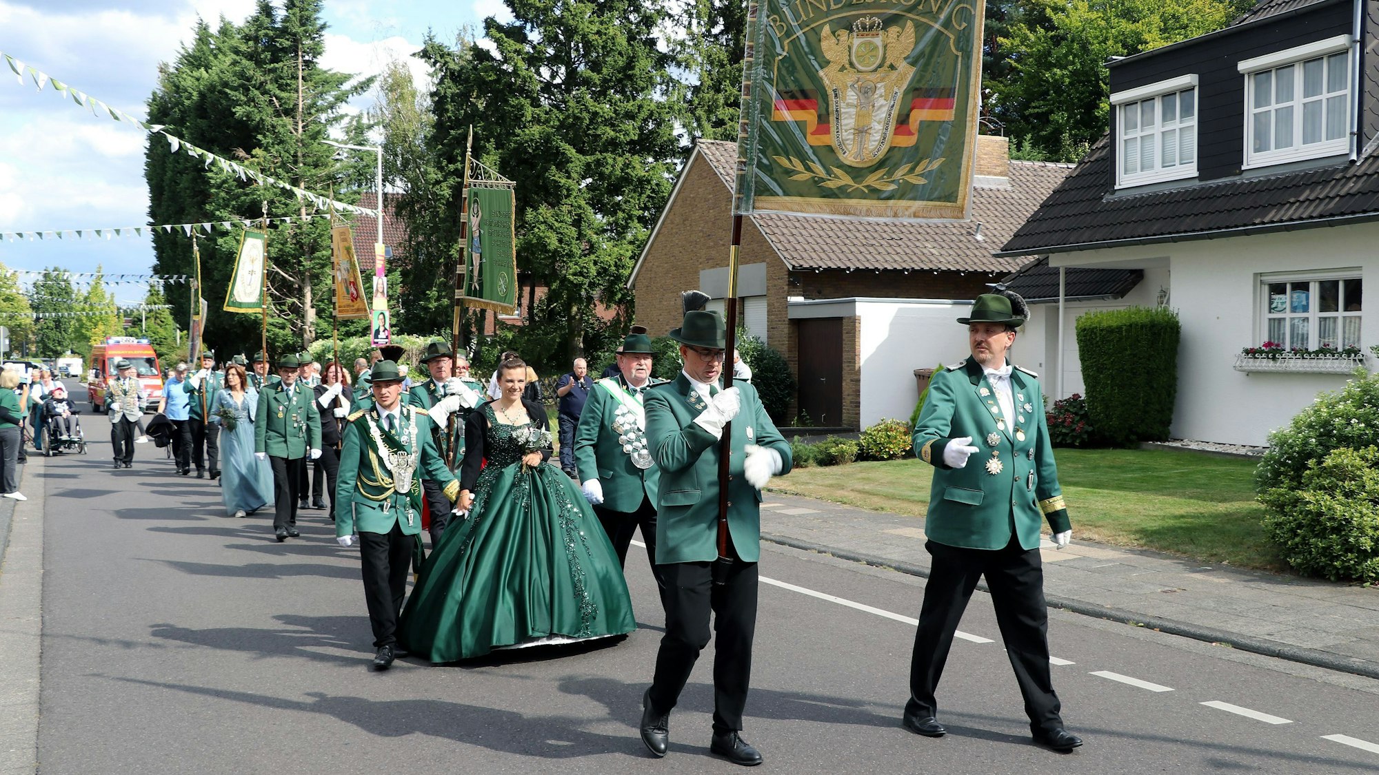 Hinter seiner Flagge zog der Bundeskönig Björn Karow mit Begleitung als Letzter auf das Festgelände.