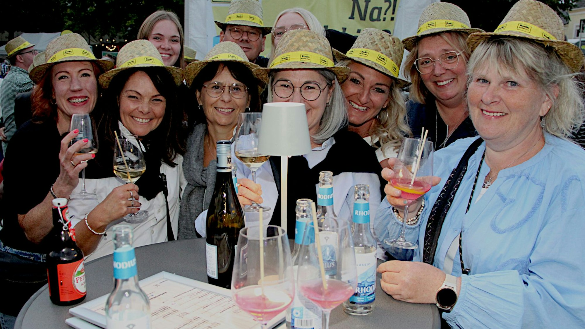 Das Bild zeigt die oben genannte Clique aus Weidesheim. Sie steht an einem Tisch.