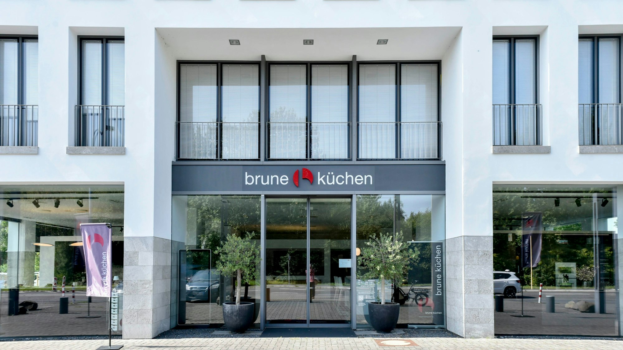 Das Foto zeigt die Außenfront des Küchenstudios von Brune.
