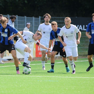 Luca Bläser behauptet gegen einen Gegenspieler den Ball.