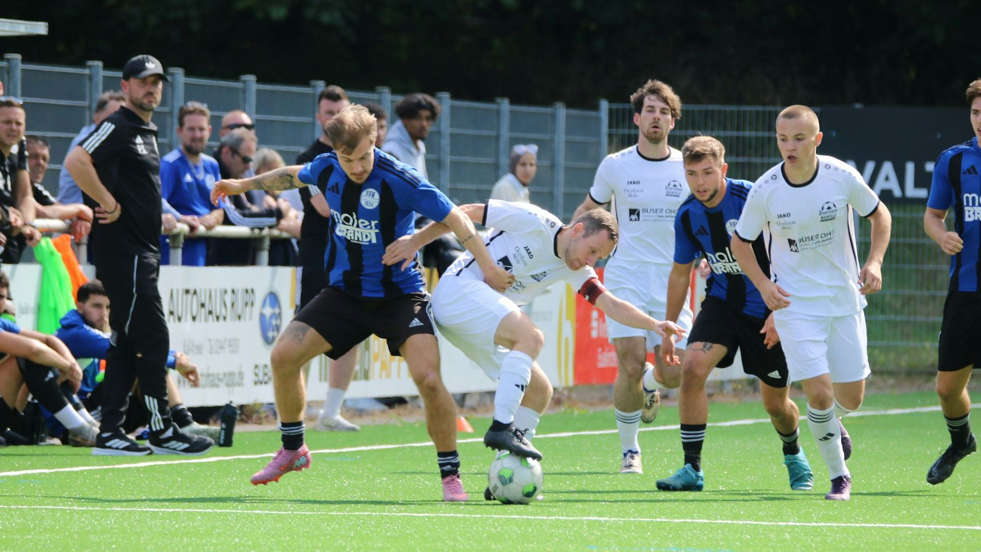 Luca Bläser behauptet gegen einen Gegenspieler den Ball.