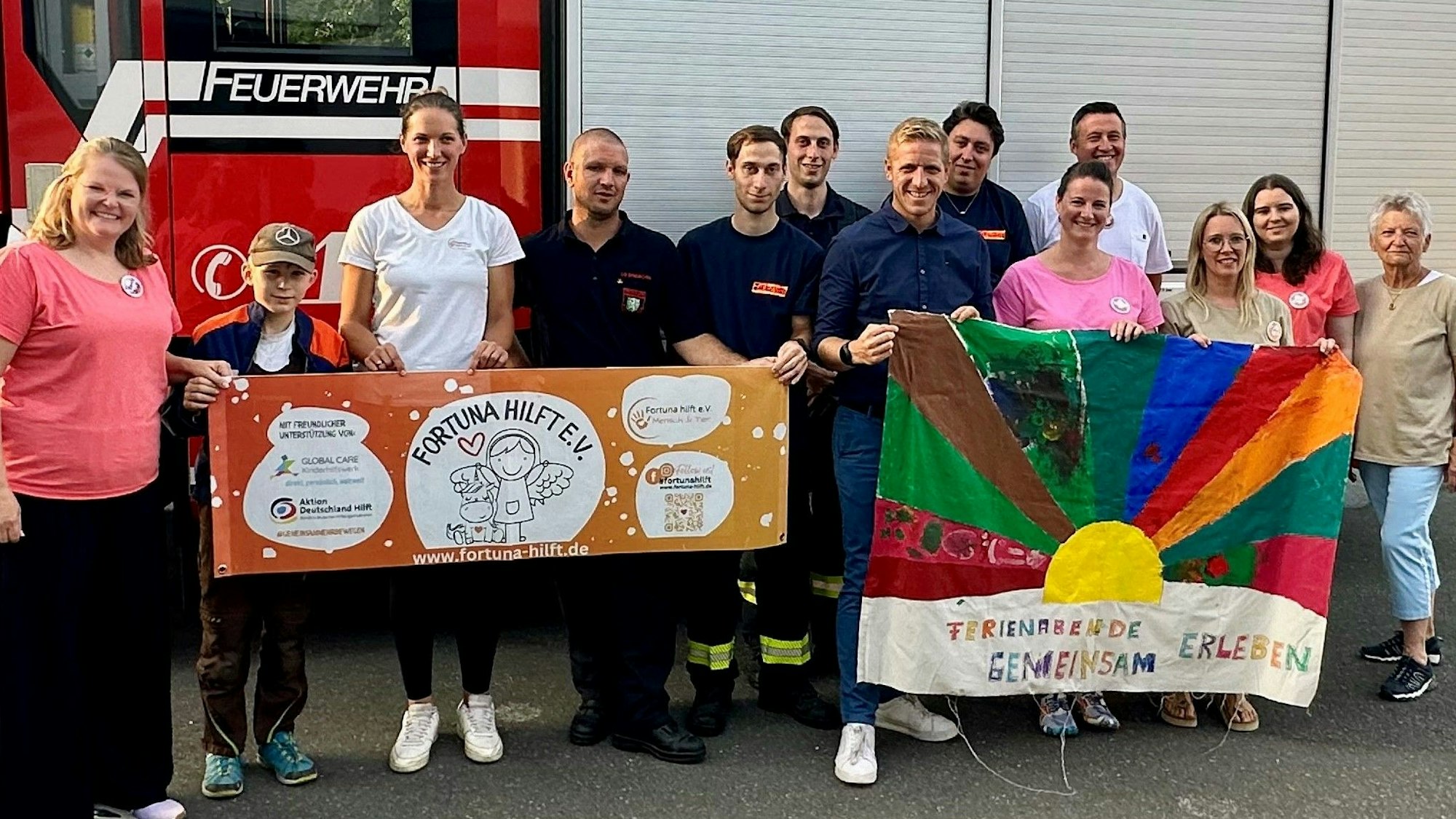 Das Bild zeigt einen Teil der Vertreter der unterschiedlichen Projekte, die gefördert werden. Banner werden hochgehalten.