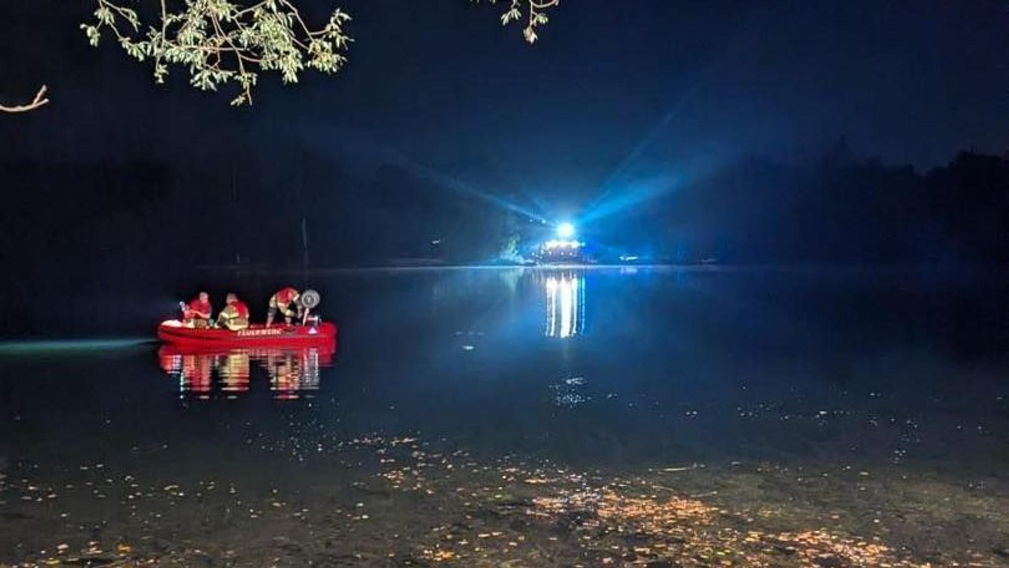 Feuerwehr Brühl sucht zwei Vermisste im Heider See in Brühl.
