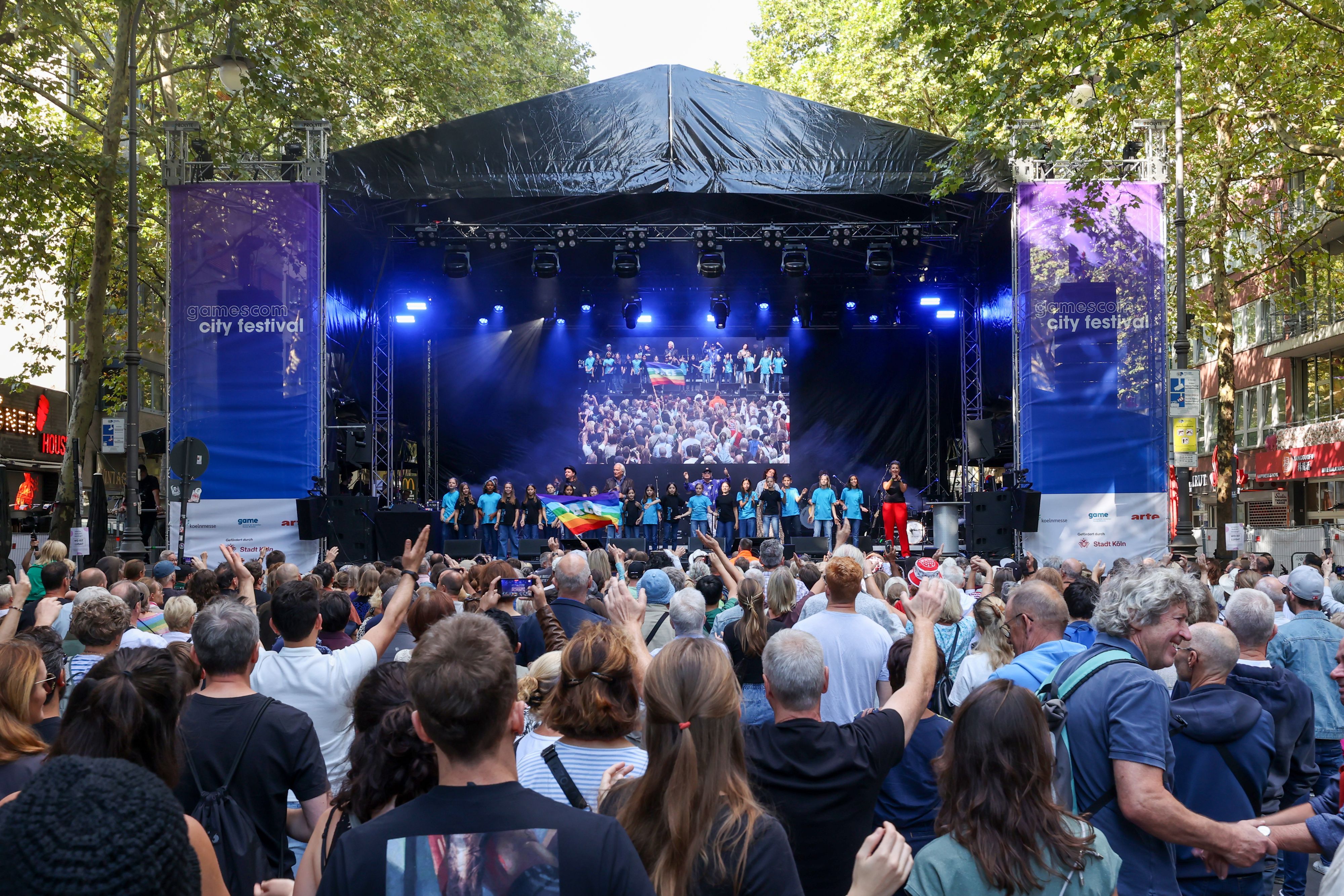 Kölnerinnen und Kölner feiern beim Gamescom-City-Festival 2025.