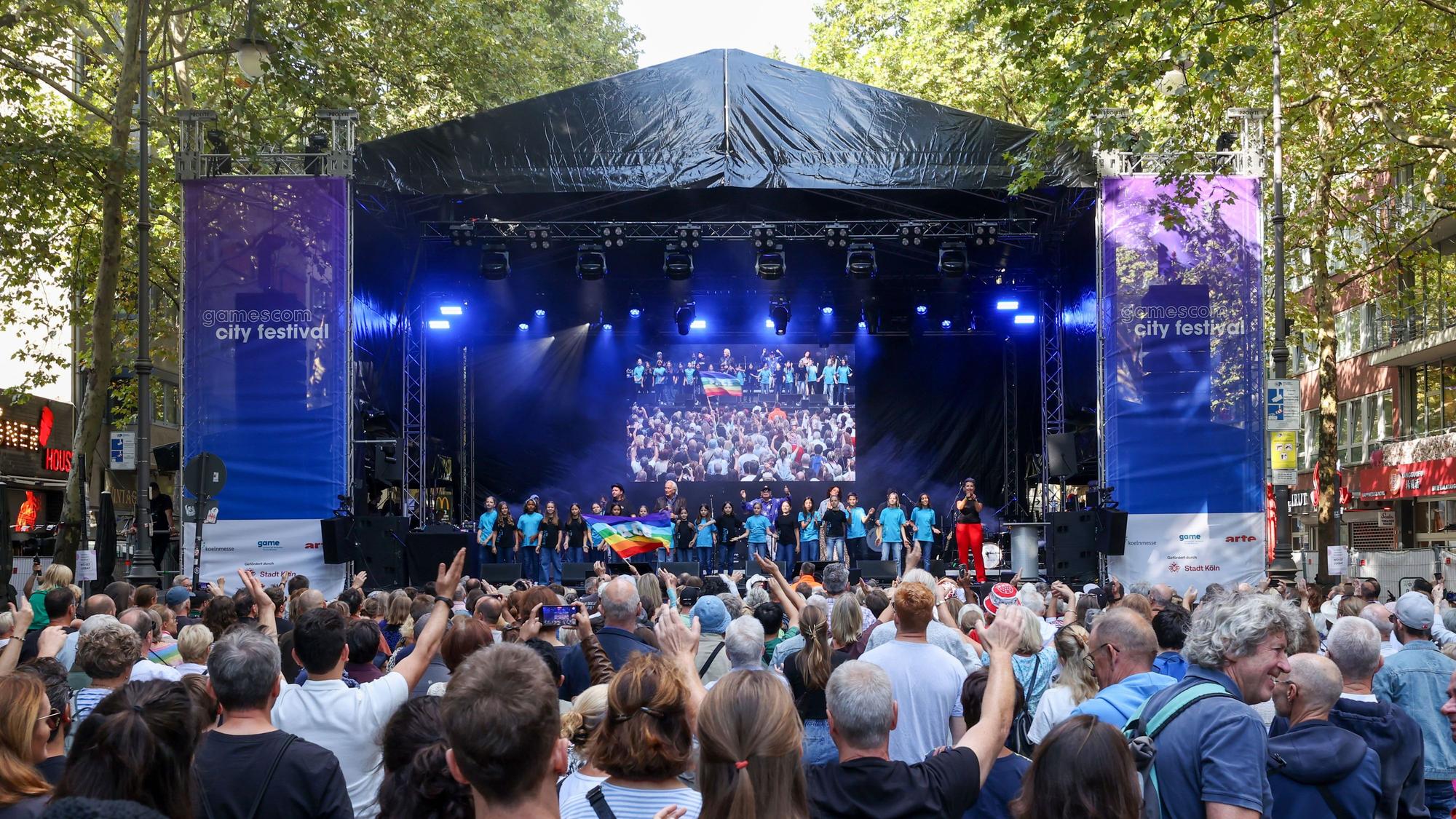 Kölnerinnen und Kölner feiern beim Gamescom-City-Festival 2025.