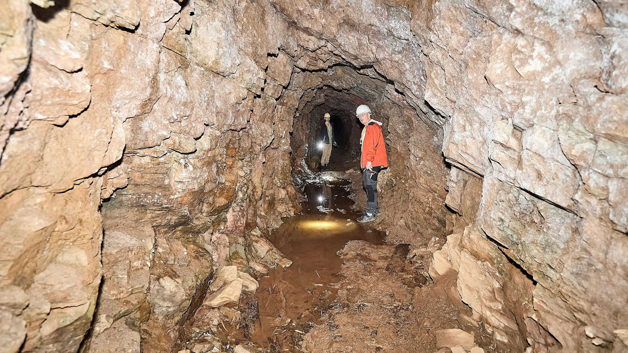 Das Bild zeigt zwei Männer in einem ehemaligen Bleierzstollen.