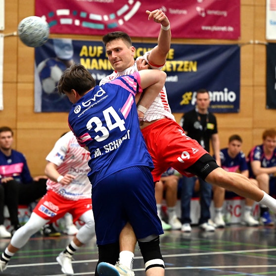 16.08.2025, DHB Pokal Handball-Longerich- Dormagen
Wurf von Lennart Niehaus (Longerich)
Foto: Uli Herhaus