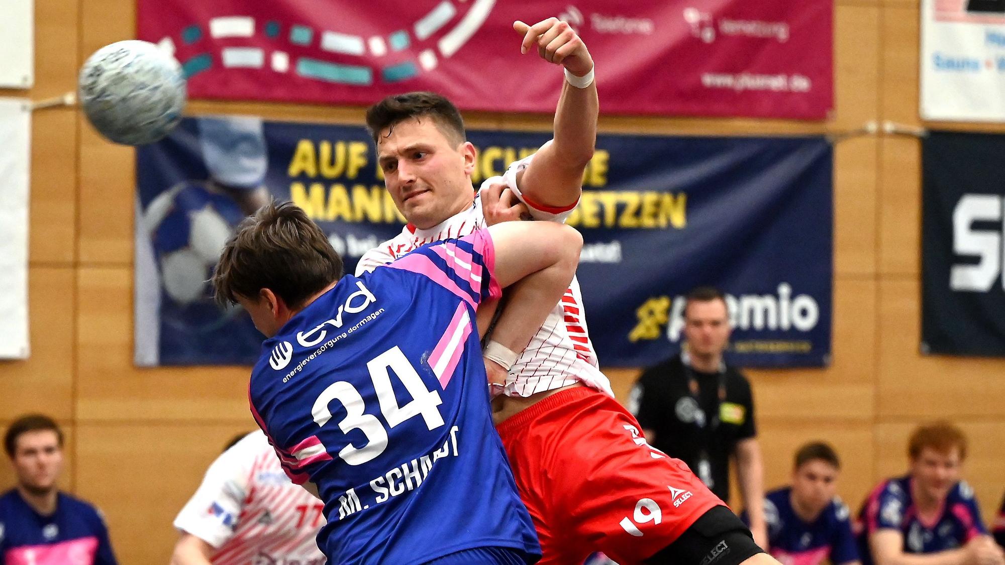 16.08.2025, DHB Pokal Handball-Longerich- Dormagen
Wurf von Lennart Niehaus (Longerich)
Foto: Uli Herhaus