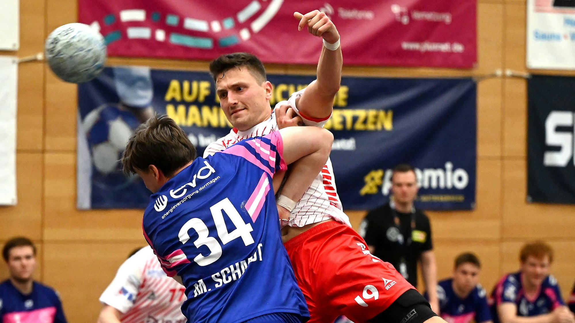 16.08.2025, DHB Pokal Handball-Longerich- Dormagen
Wurf von Lennart Niehaus (Longerich)
Foto: Uli Herhaus