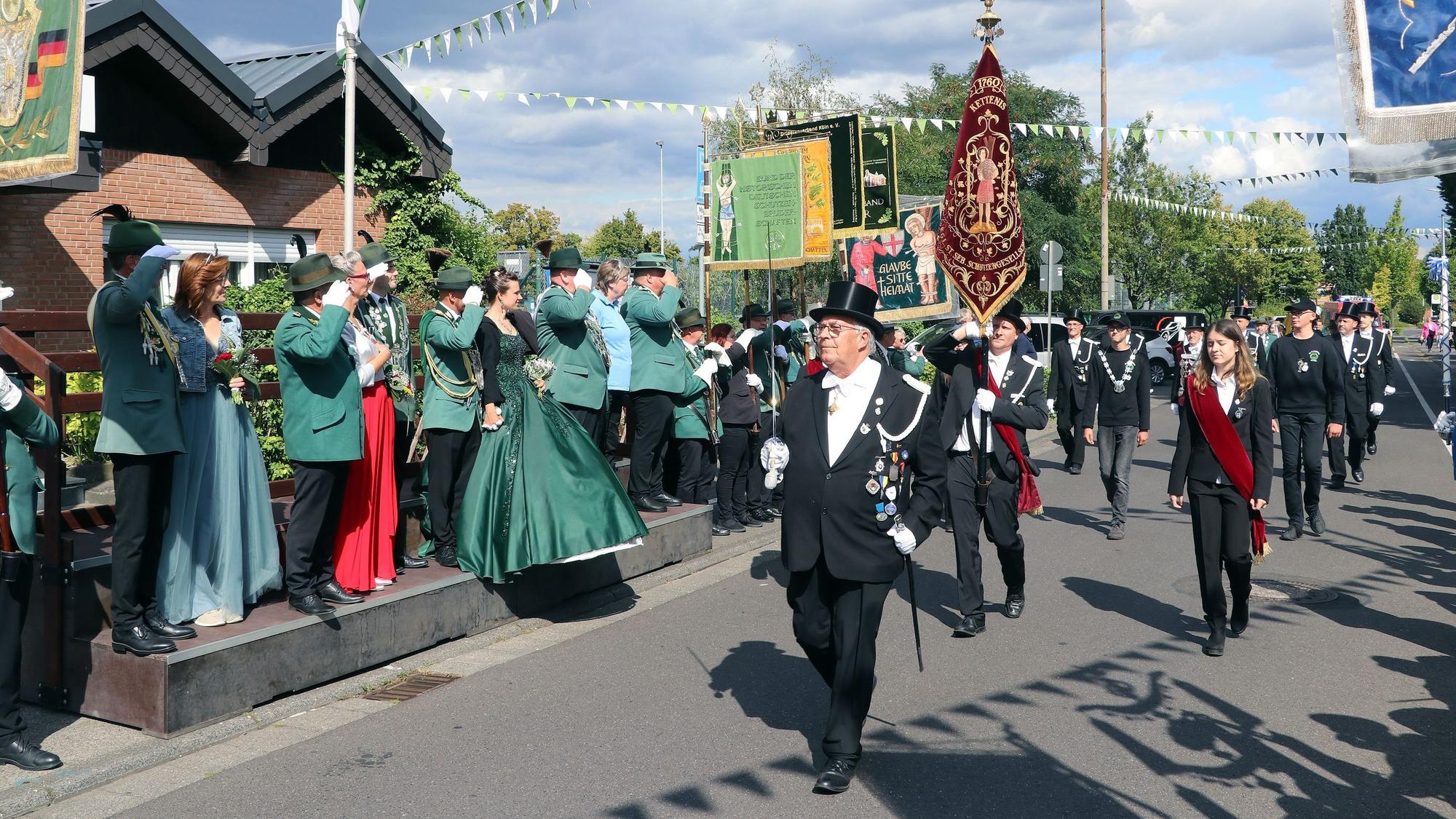 Im Gleichschritt marschierten die Schützenabordnungen aus den sechs Diözesen an den Majestäten vorbei.