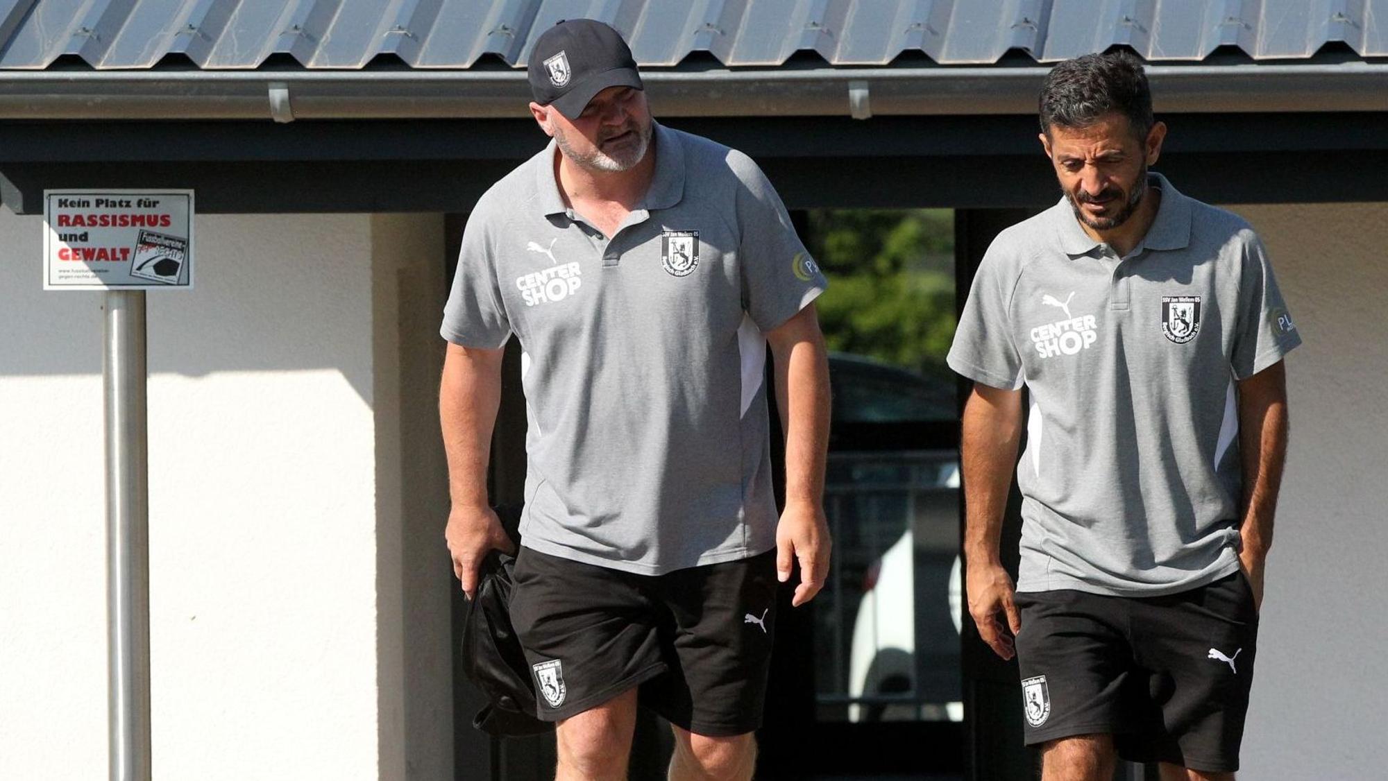 Alexander Voigt und sein Co-Trainer kommen aus der Kabine.